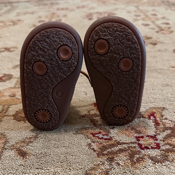 UGG Tan leather Kids Boots with Sheepskin Lining - Picture 3 of 7